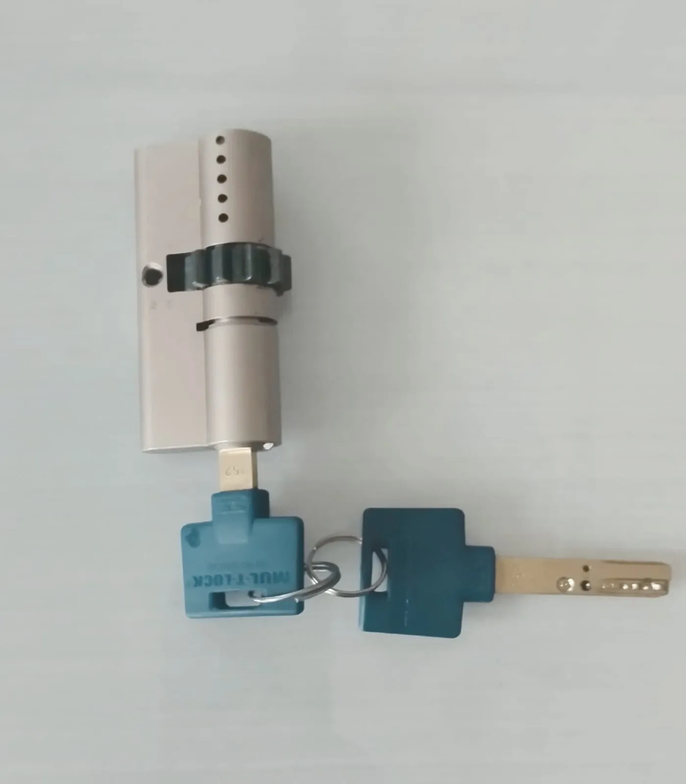Cilindro de llave multipunto con piñón