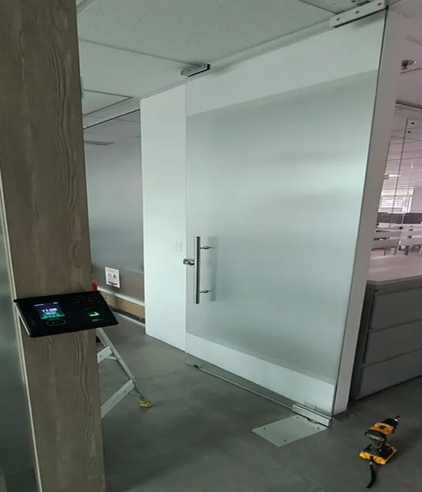 Reparación y ajuste de puertas de vidrio templado en Bogotá